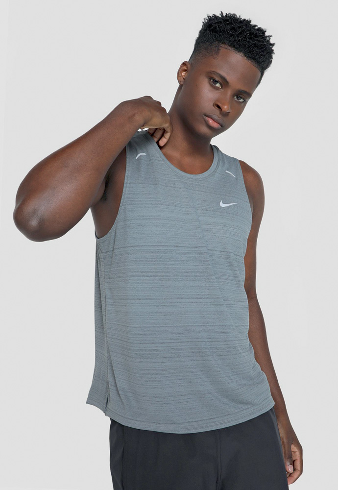 Modelo negro usa regata cinza da Nike