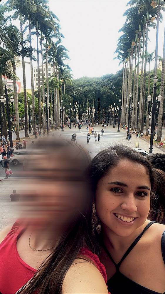 Personagem e amiga.jpeg Imagem mostra duas mulheres, a da esquerda com o rosto borrado, tirando selfie na Praça da Sé.