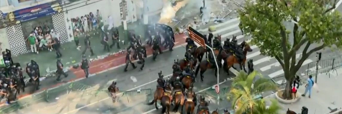 imagem da cavalaria da PM nas ruas