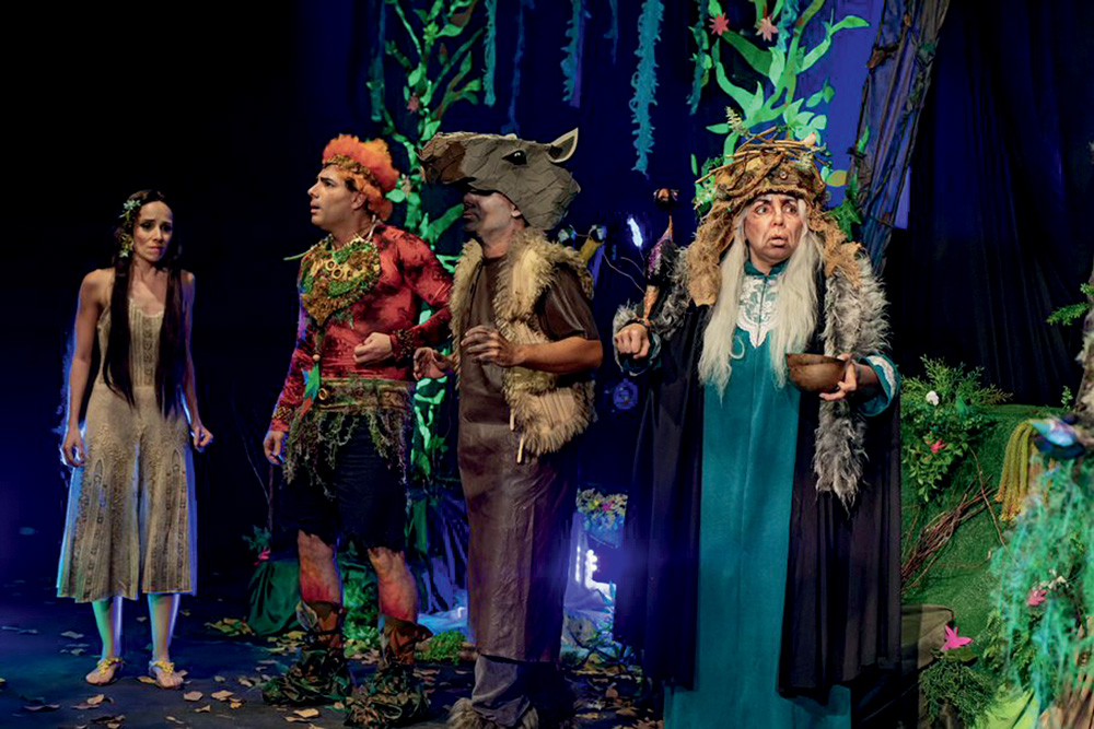 Personagens mágicos da Amazônia contracenam no palco
