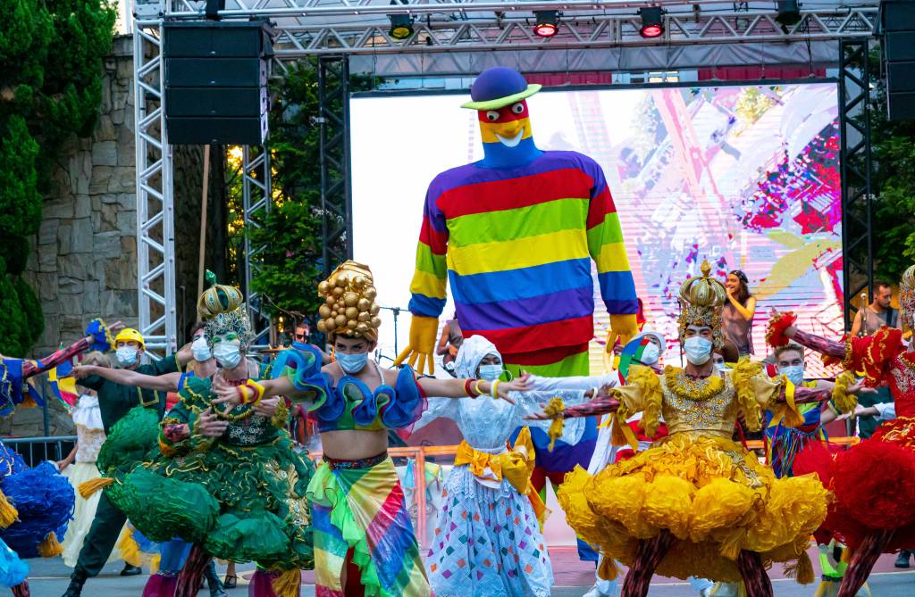 Show de Carnaval no Hopi Hari. Dançarinos usam máscaras contra a Covid-19 e fantasias de Carnaval