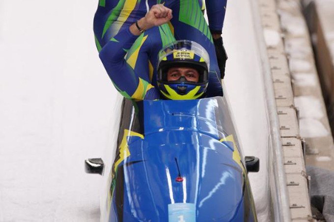 Edson Bindilatti pilotando trenó no bobsled.