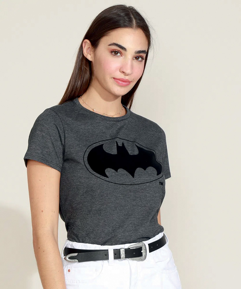 Modelo usa camiseta cinza do Batman