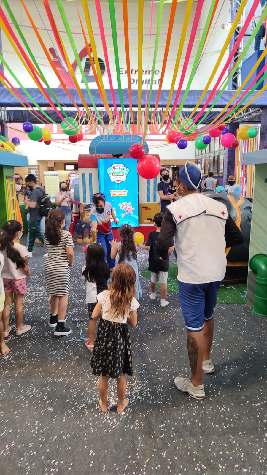 Crianças brincam em uma festa de Carnaval no shopping