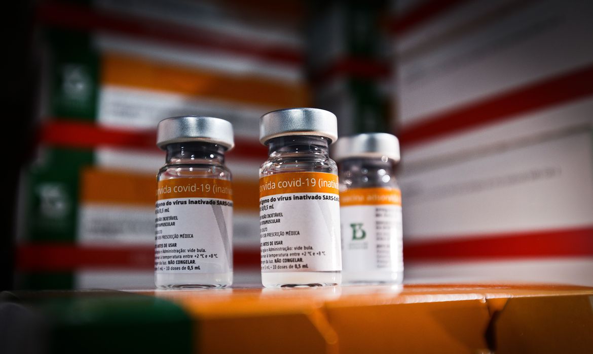 Imagem mostra frascos da vacina da Coronavac