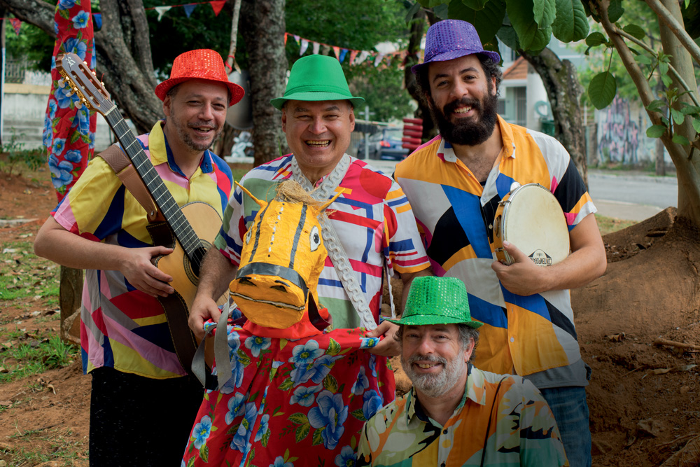 Banda de Carnaval com roupas coloridas