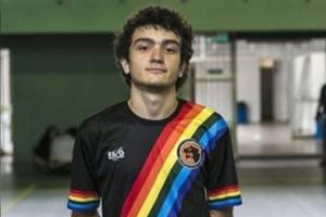 Imagem mostra Filipe usando uniforme de time colorido, sorrindo levemente para foto