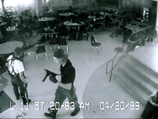 Imagem de câmera de segurança mostra os autores do Massacre de Columbine segurando armas e ambiente escolar