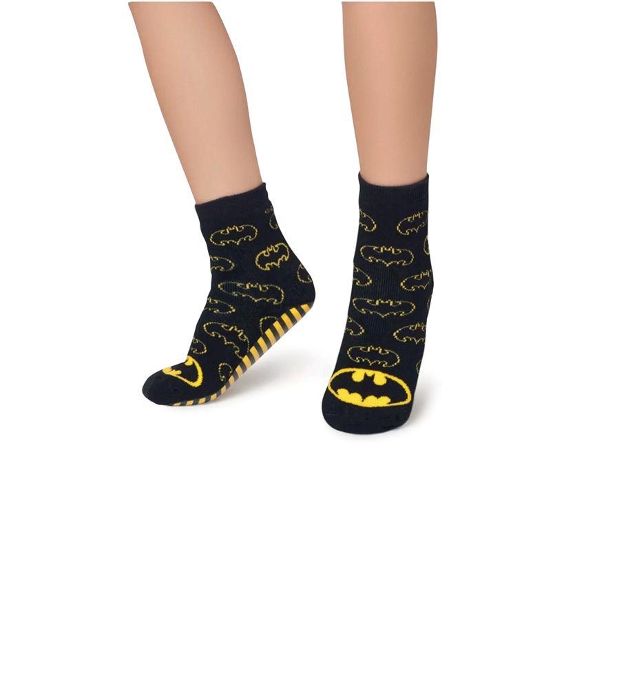 Menino veste par de meias do Batman