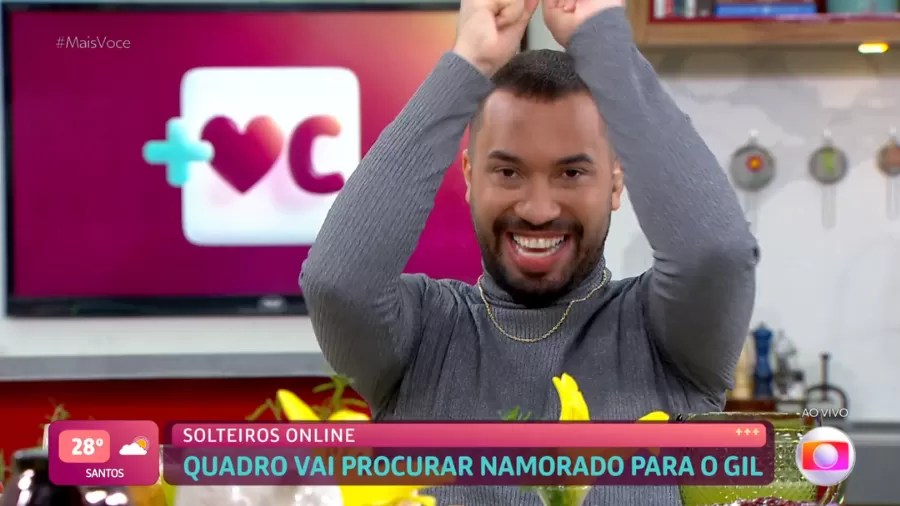 A imagem mostra Gil vibrando no programa Mais Você