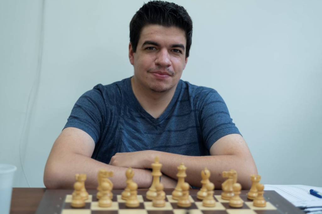 Mestre de xadrez vai jogar contra 30 pessoas ao mesmo tempo em