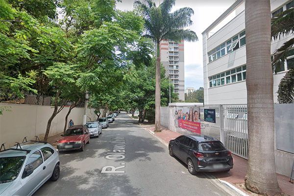 Imagem do Google Street View mostra rua de escola