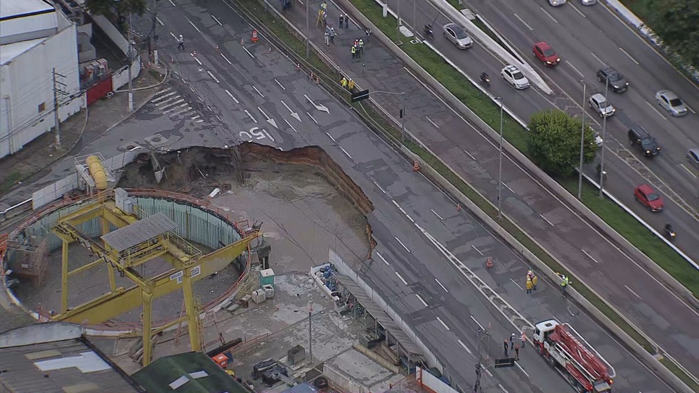 A imagem mostra um buraco no meio da Marginal Tietê; o vão ocupa três pistas da vida