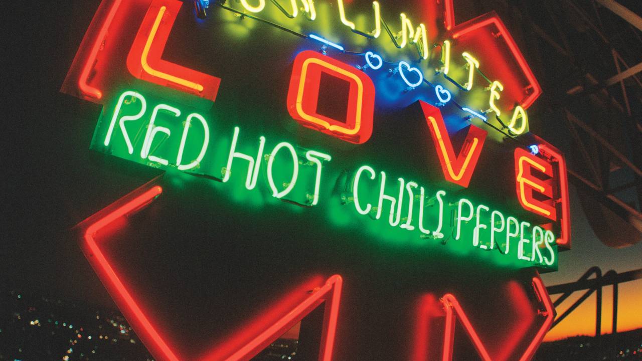 Imagem mostra letreiro neon escrito "Unlimited Love" e "Red Hot Chilli Peppers".