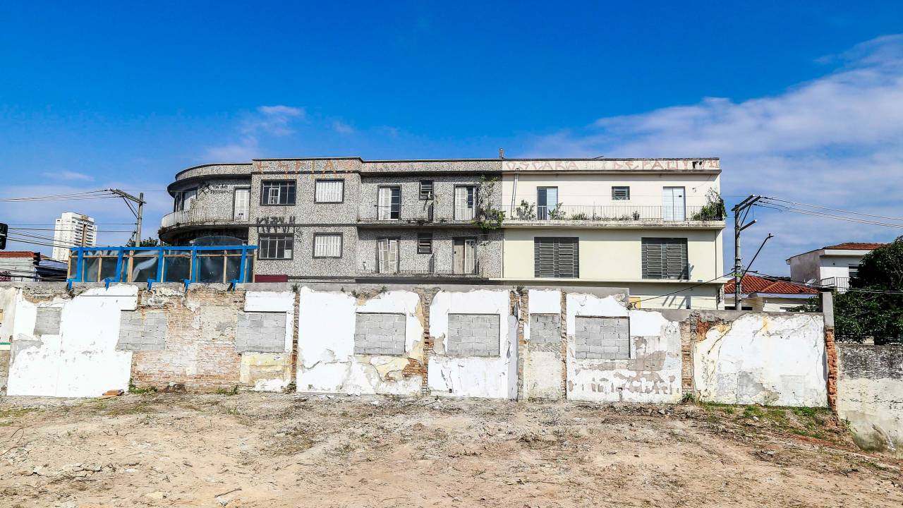Imagem de casa abandonada atrás de muro semi estruído que virará a UPA Carrão.