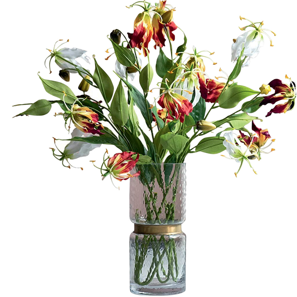 Vaso de flor transparente com flores artificiais
