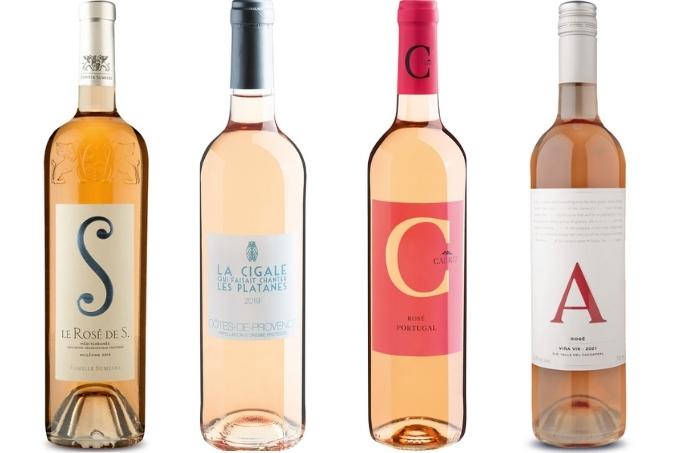 Quatro garrafas de vinhos rosé sobre fundo branco