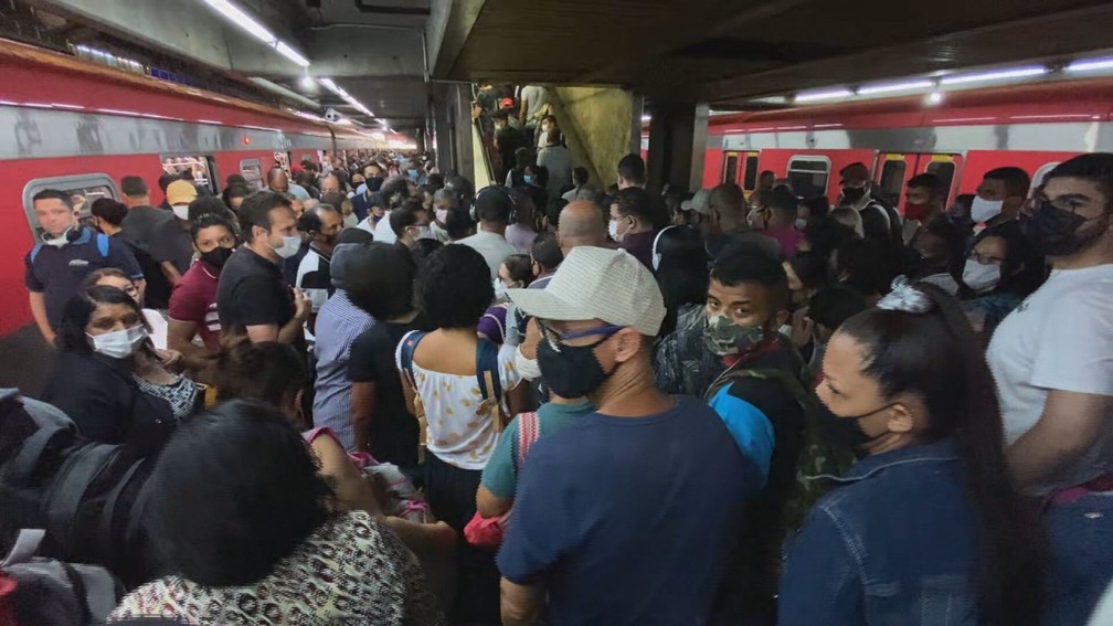 A imagem mostra uma estação lotada