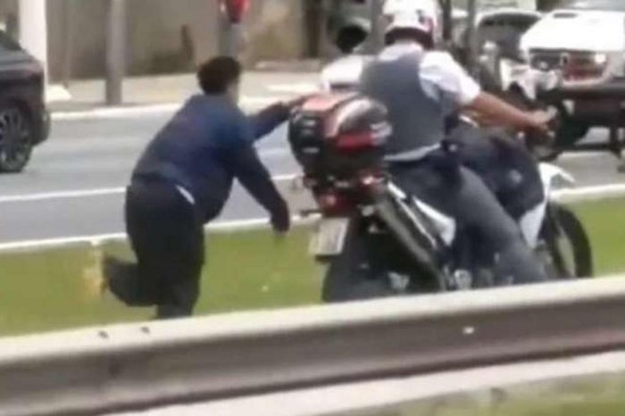 Imagem mostra policial militar Jocelio Almeida de sousa arrastando homem amarrado a sua moto