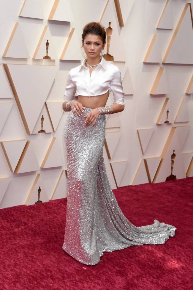 Zendaya Zendaya, de vestido branco e prata