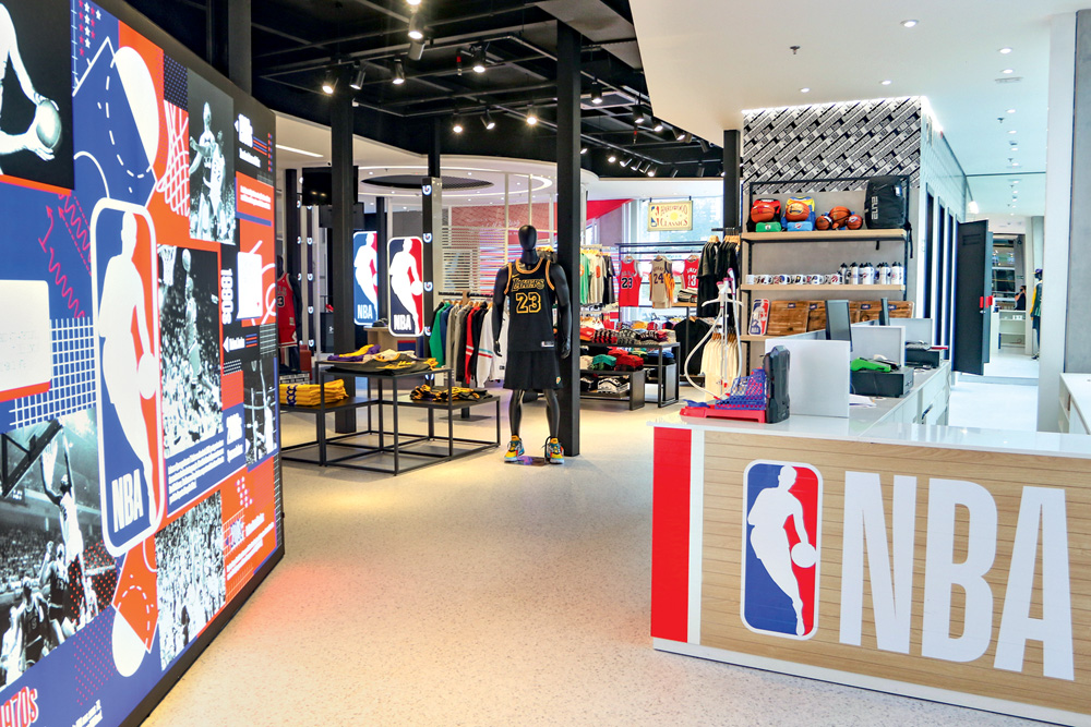 Imagem mostra espaço de loja repleto de símbolos da NBA