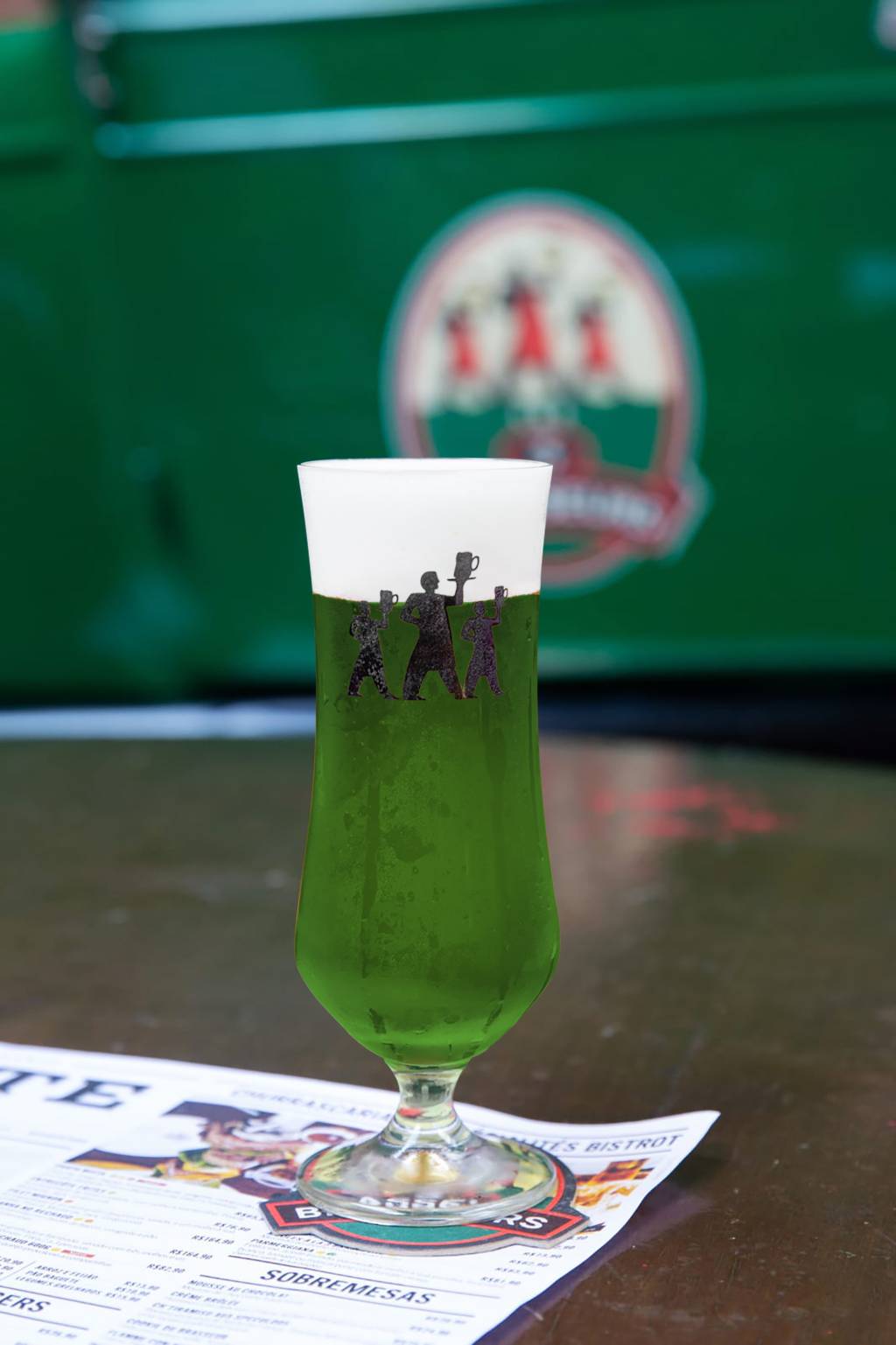 Copo com cerveja verde