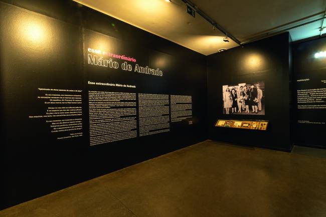 Imagem mostra parede preta com texto escrito.