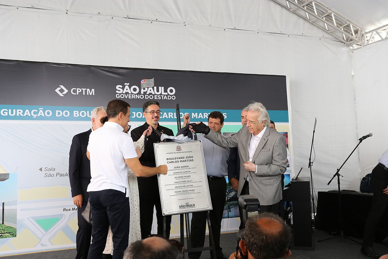 A foto mostra João Doria, Sérgio Sá Leitão e João Carlos Martins na inauguração de boulevard