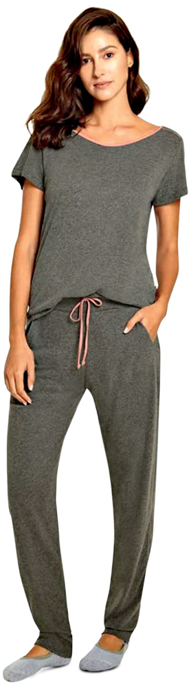 Modelo morena usa conjunto de pijama com camiseta e calça na cor cinza