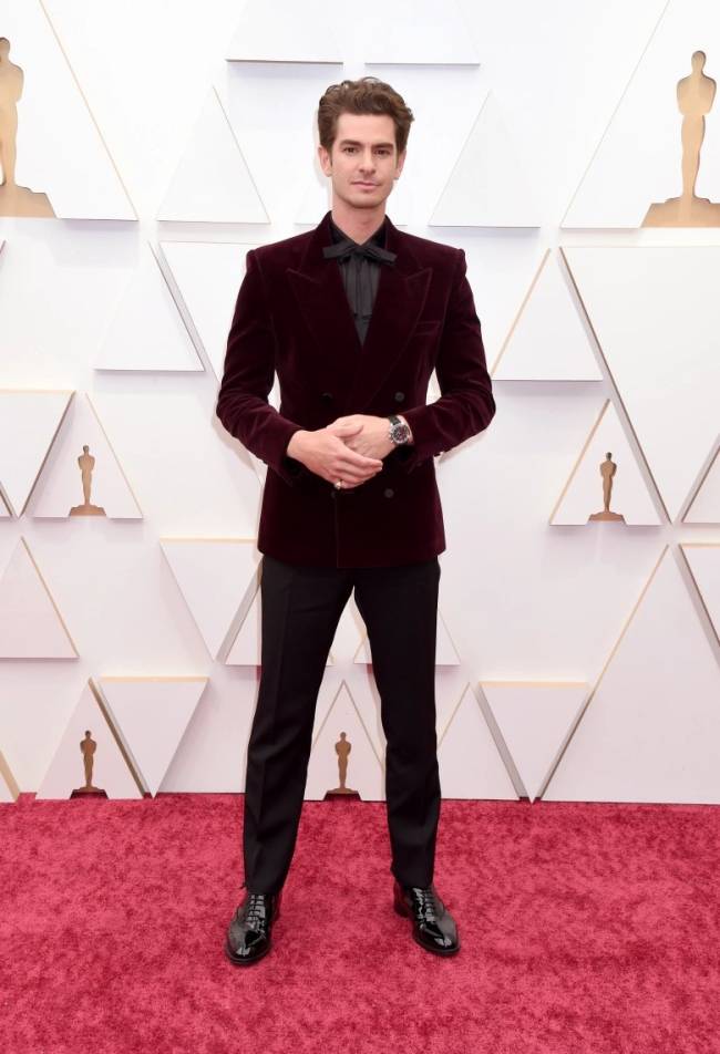 Andrew Garfield, de terno vinho, no tapete vermelho