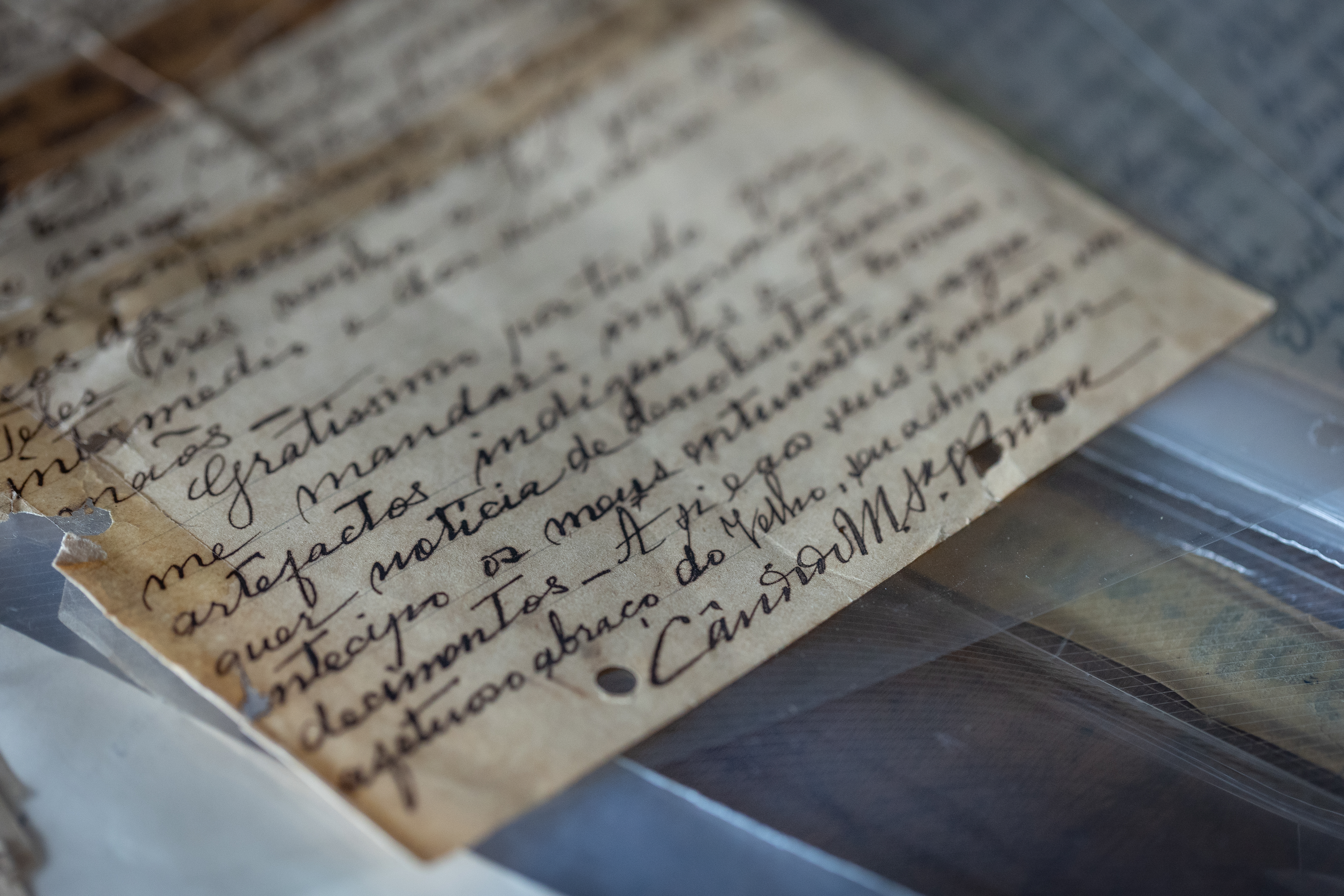 Imagem mostra pedaço de papel antigo, com trechos escritos à mão e assinatura no final do Marechal Cândido Rondon