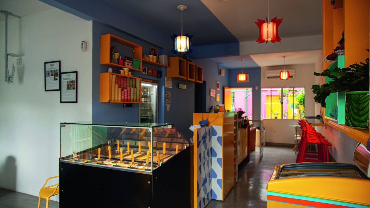 imagem do interior colorido da sorveteria