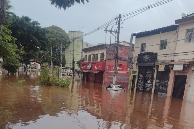 Prefeitura usa 11 bombas para tentar escoar área alagada na zona leste