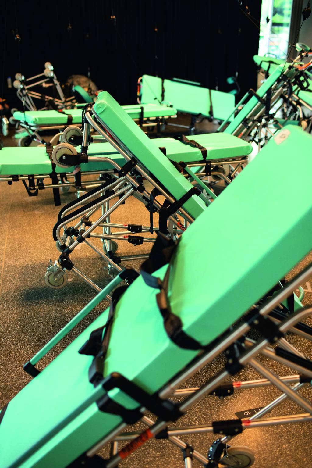 Bia Lessa Imagem mostra sala com diversas macas hospitalares.