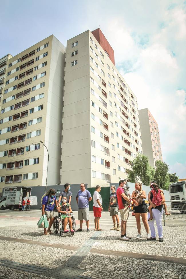 CRACOLANDIA_10 Imagem mostra moradores conversando em meio à antiga Cracolândia