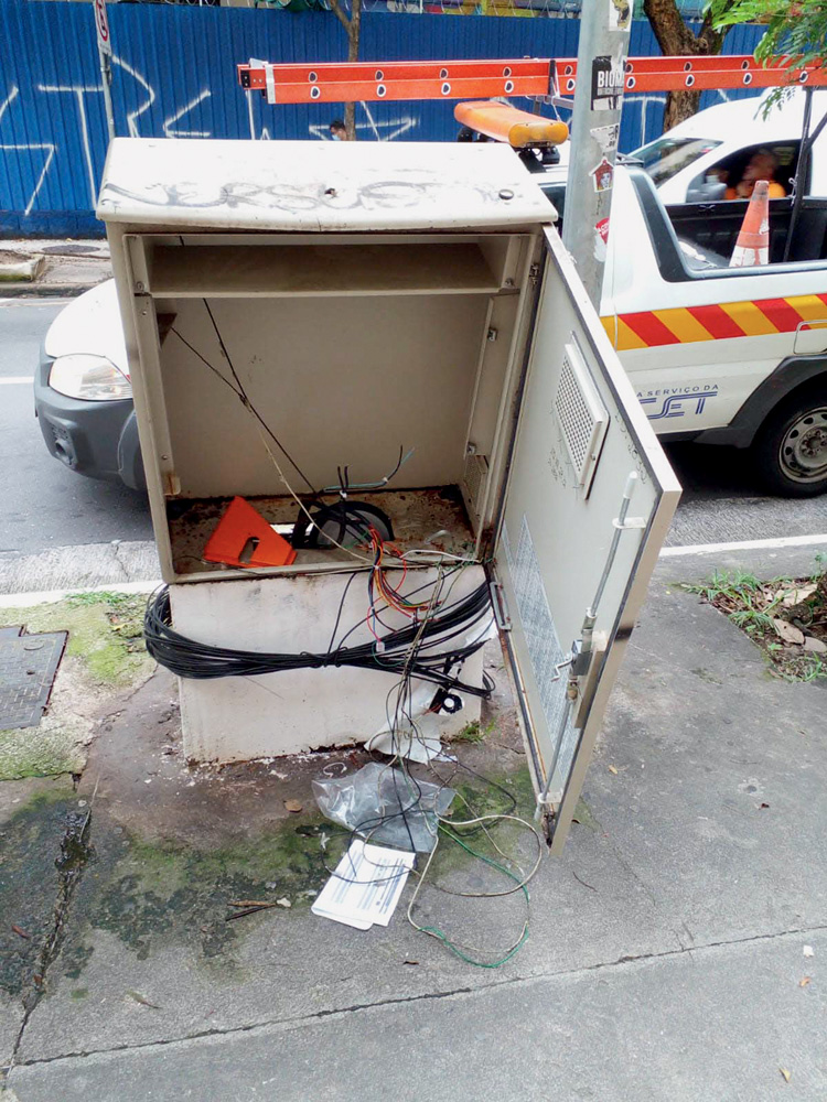 Cópia de R. Frei Caneca x R. Antonio Carlos – Foto 01 – ANTES – CONTROLADOR VANDALIZADOv.jpg Imagem mostra equipamento em poste danificado.