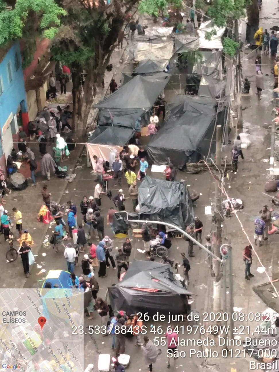 Cracolândia Imagem mostra rua rua tomada por barracas e usuários de drogas na Cracolândia