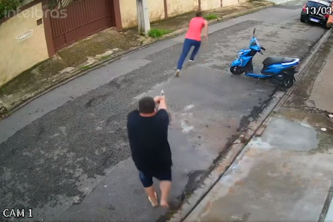 A imagem mostra homem disparando contra vice-prefeito de Atiabaia, que corre pela rua