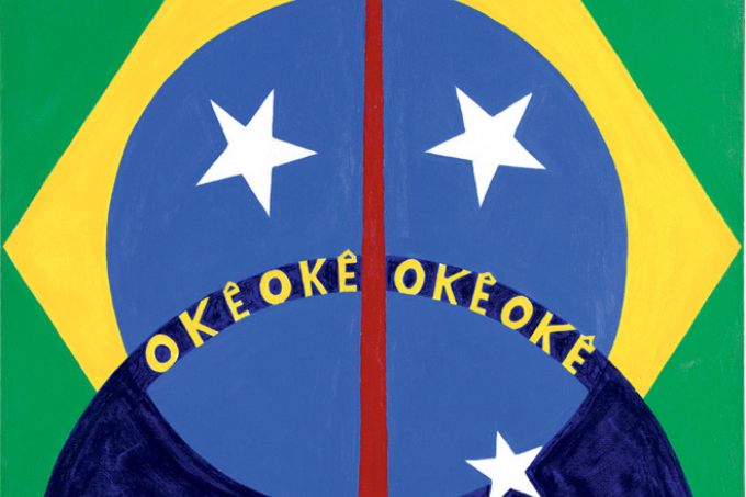 Imagem mostra releitura da bandeira do brasil com o escrito "Okê Okê Okê Okê", ao centro.