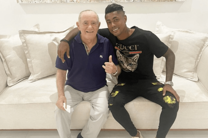 ‘Que ser humano de pessoa’: jogador viraliza com mensagem a Renato Aragão