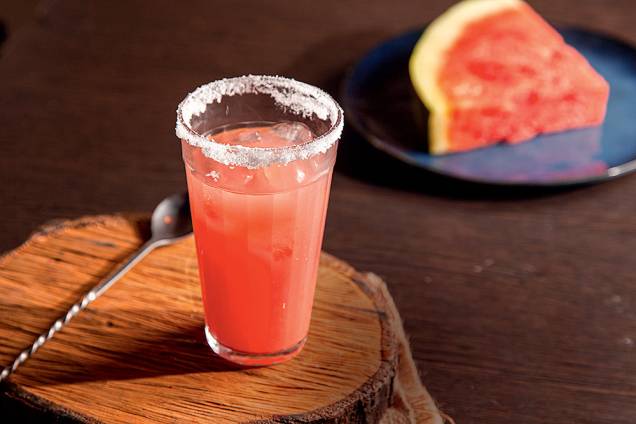 Watermelon sour: gim, soda fermentada de melancia e cordial de limão