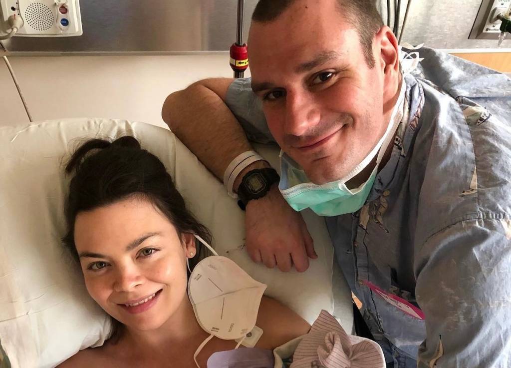 Nascem gêmeas de atriz de Harry Potter com herdeiro da Playboy