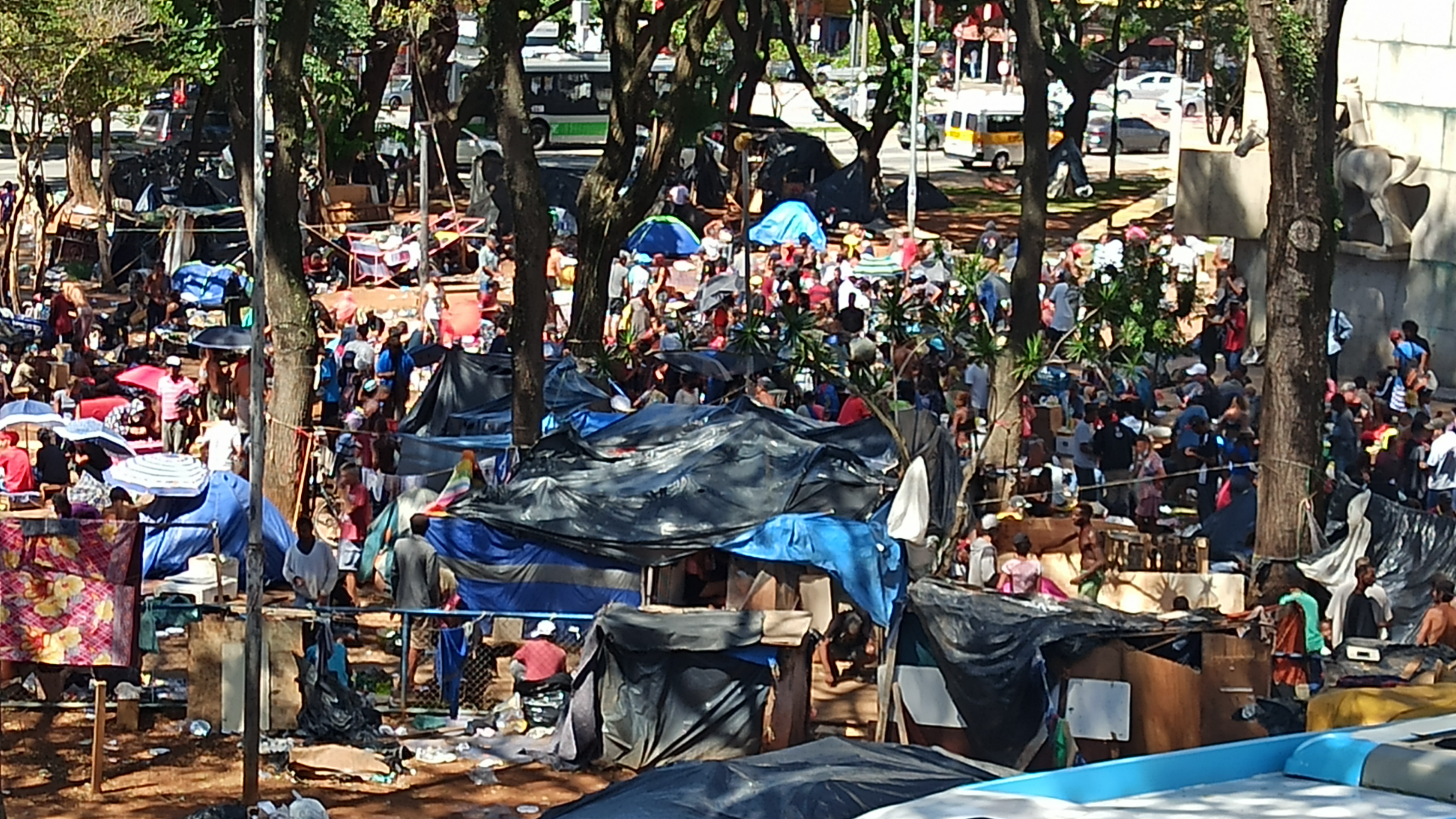 Cracolândia esvazia e usuários de drogas lotam praça Princesa Isabel | VEJA  SÃO PAULO