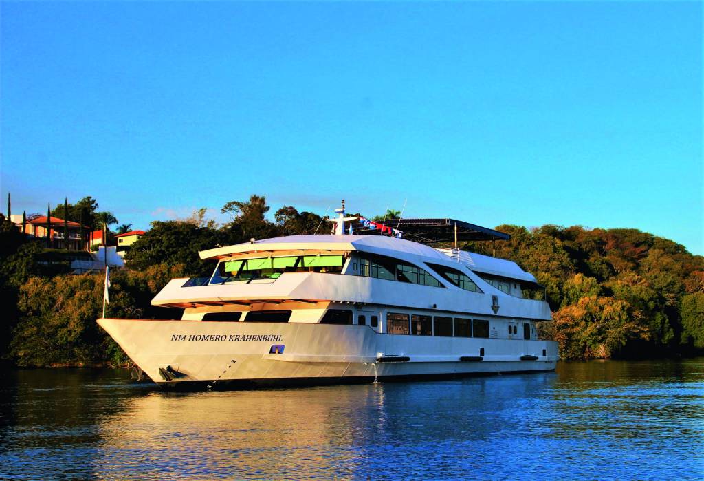 imagem do barco na água