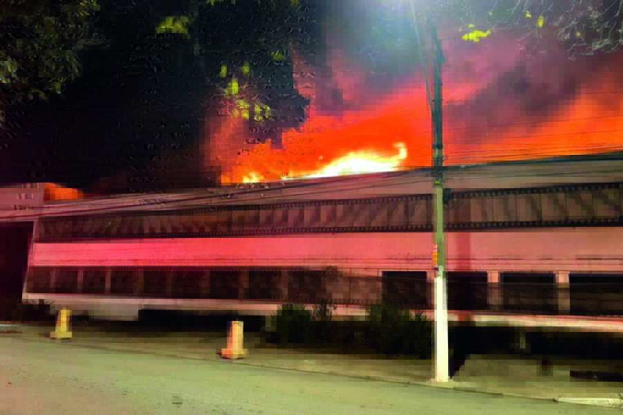 Foto mostra unidade da Cinemateca pegando fogo