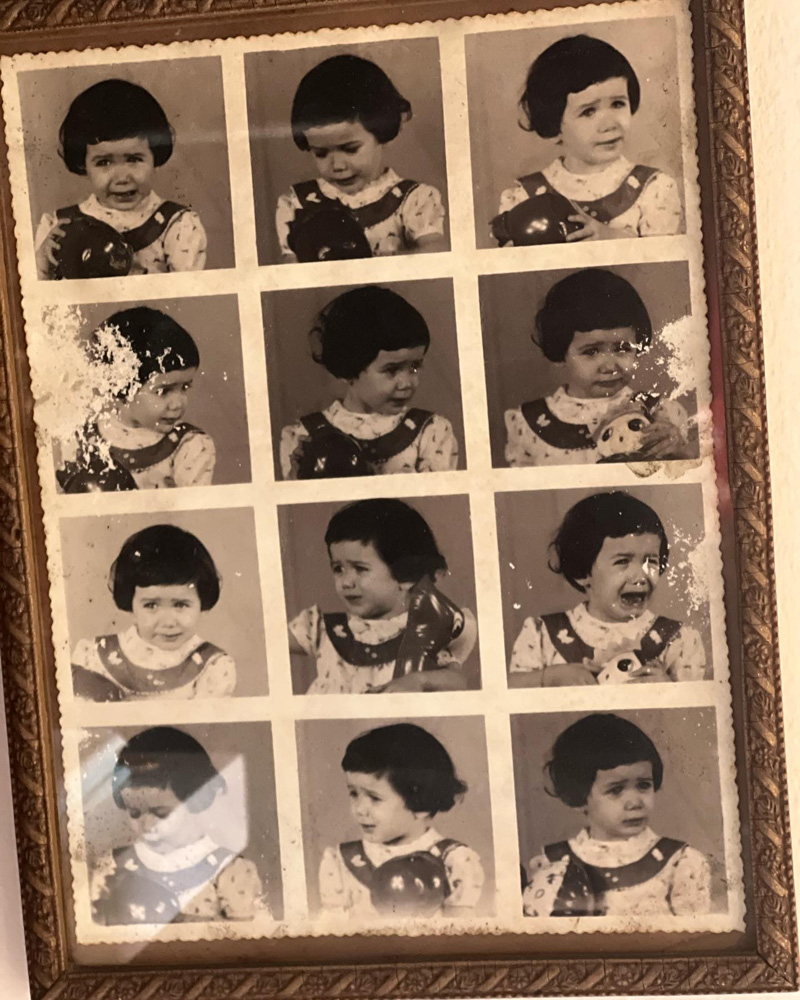 Conjunto de fotos em preto e branco de Lilia quando criança. Ela usa um corte chanel com franja e, em cada um dos registros, faz uma expressão diferente.