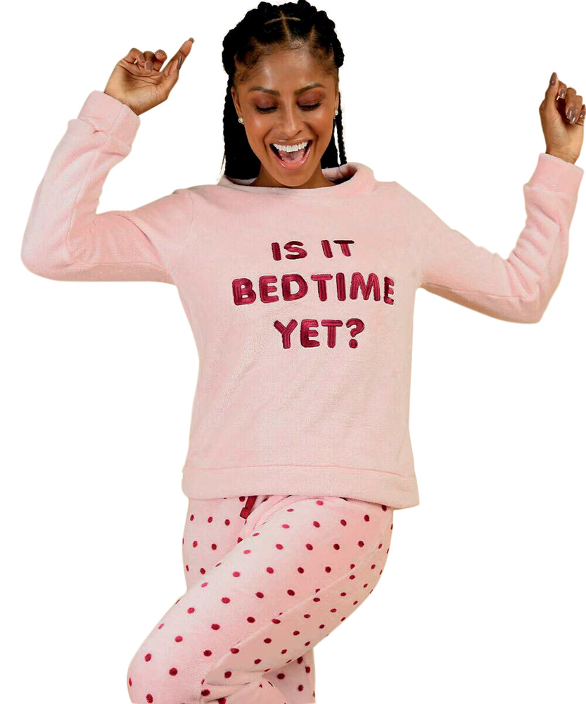 Modelo negra usa pijama de frio rosa com estampa poá