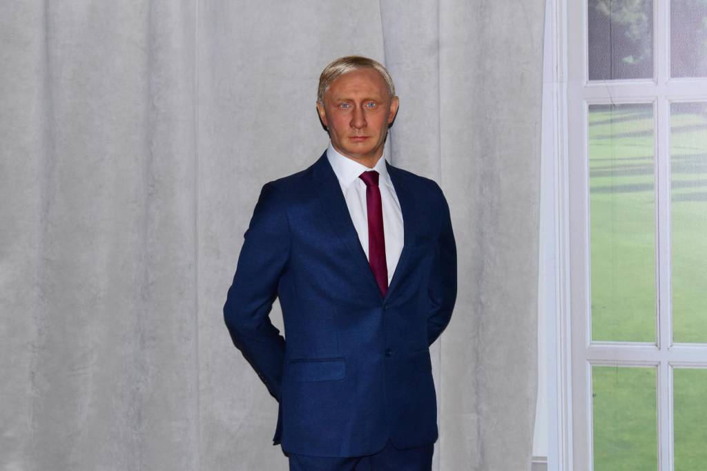 Imagem mostra escultura de cera de Putin, que usa terno e gravata em ambiente de museu