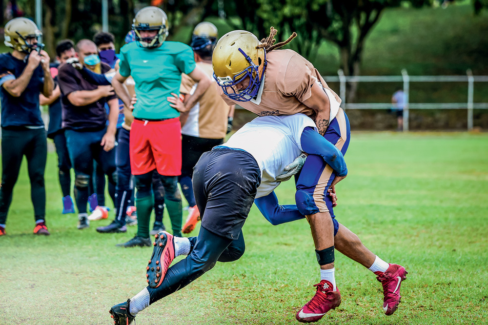 Imagem mostra dois jogadores de futebol americano disputando uma bola.