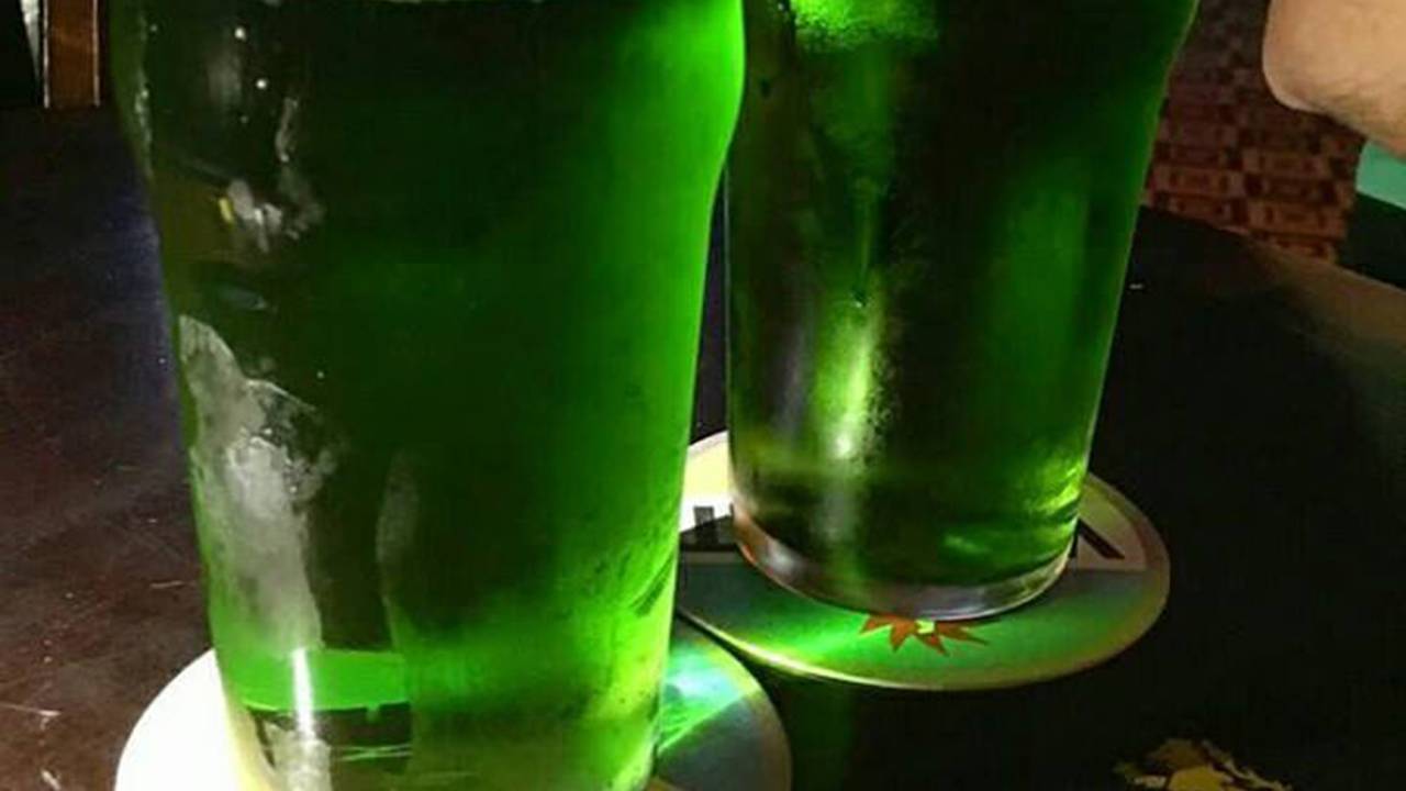 Dois copos de chope de cor verde